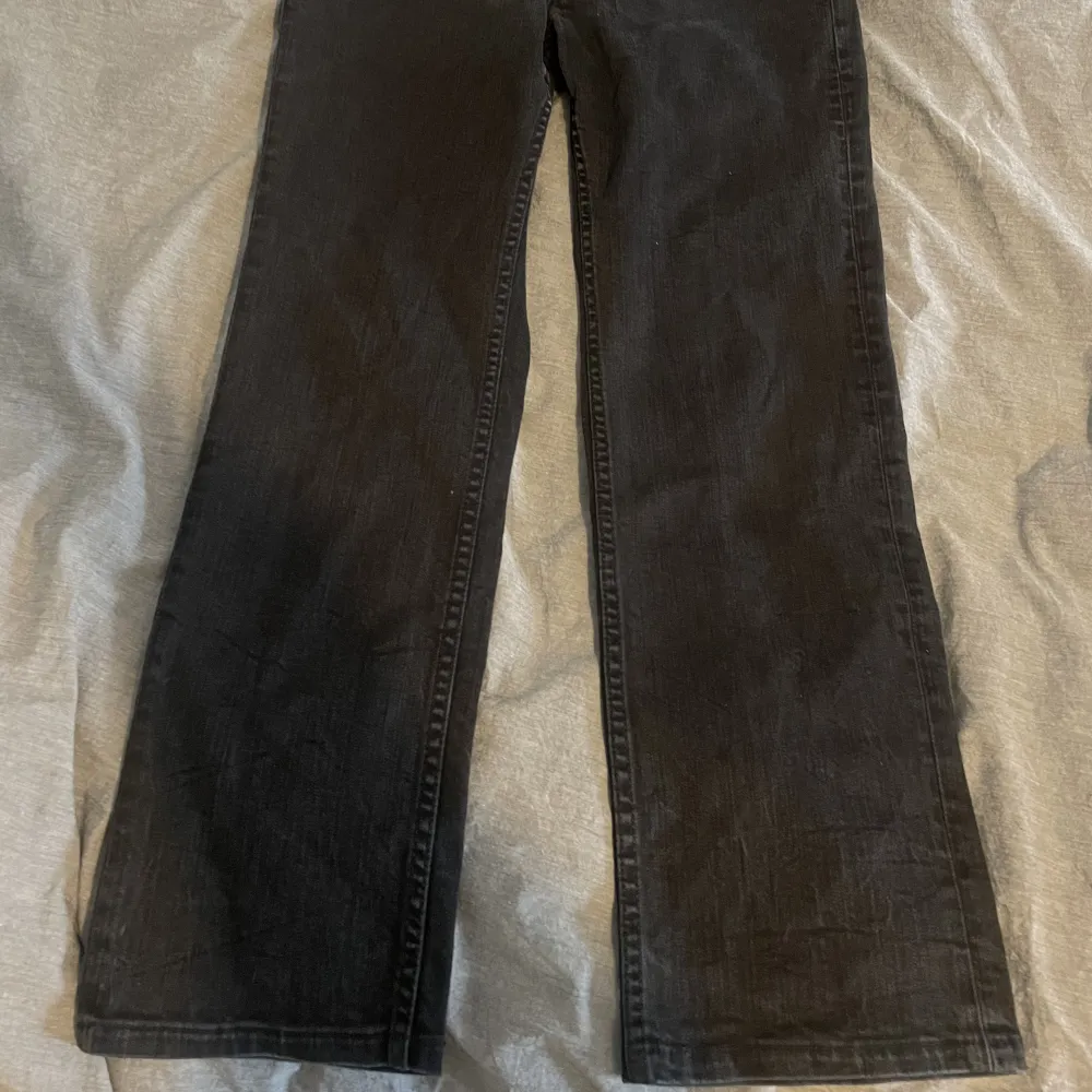 Svarta lågmidjade jeans från lee❣️. Jeans & Byxor.