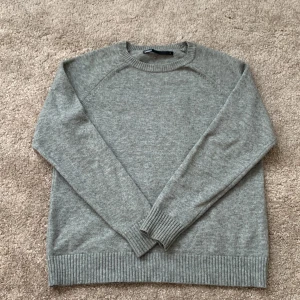 Stickad tröja  - Fin grå stickad tröja från only  Strl s