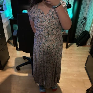 Blommig klänning  - Fin klänning som är för stor och inte kommer till användning, den är i bra skick och har inga skador/fläckar inte så jätte använd🌸 tryck gärna på köp nu knappen vid köp🌸💕💗