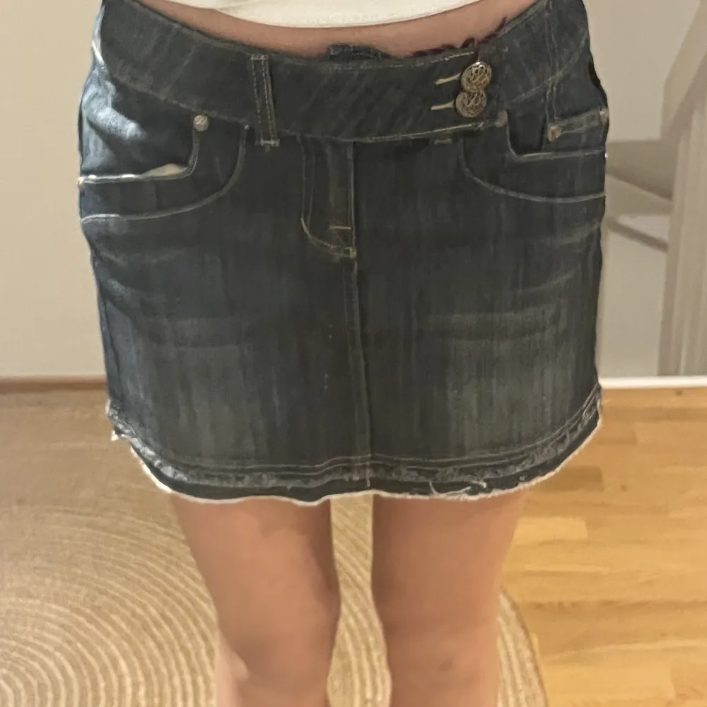 Säljer min JÖTTE fina jeans kjol från Viktora Beckham som är jätte fin nu mot sommaren med en fin topp aldrig använd köpte för 450kr på plick och säljer nu för 250kr pris kan diskuteras kom priv för frågor. Kjolar.