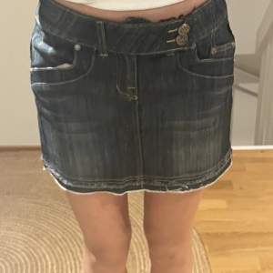 Säljer min JÖTTE fina jeans kjol från Viktora Beckham som är jätte fin nu mot sommaren med en fin topp aldrig använd köpte för 450kr på plick och säljer nu för 250kr pris kan diskuteras kom priv för frågor