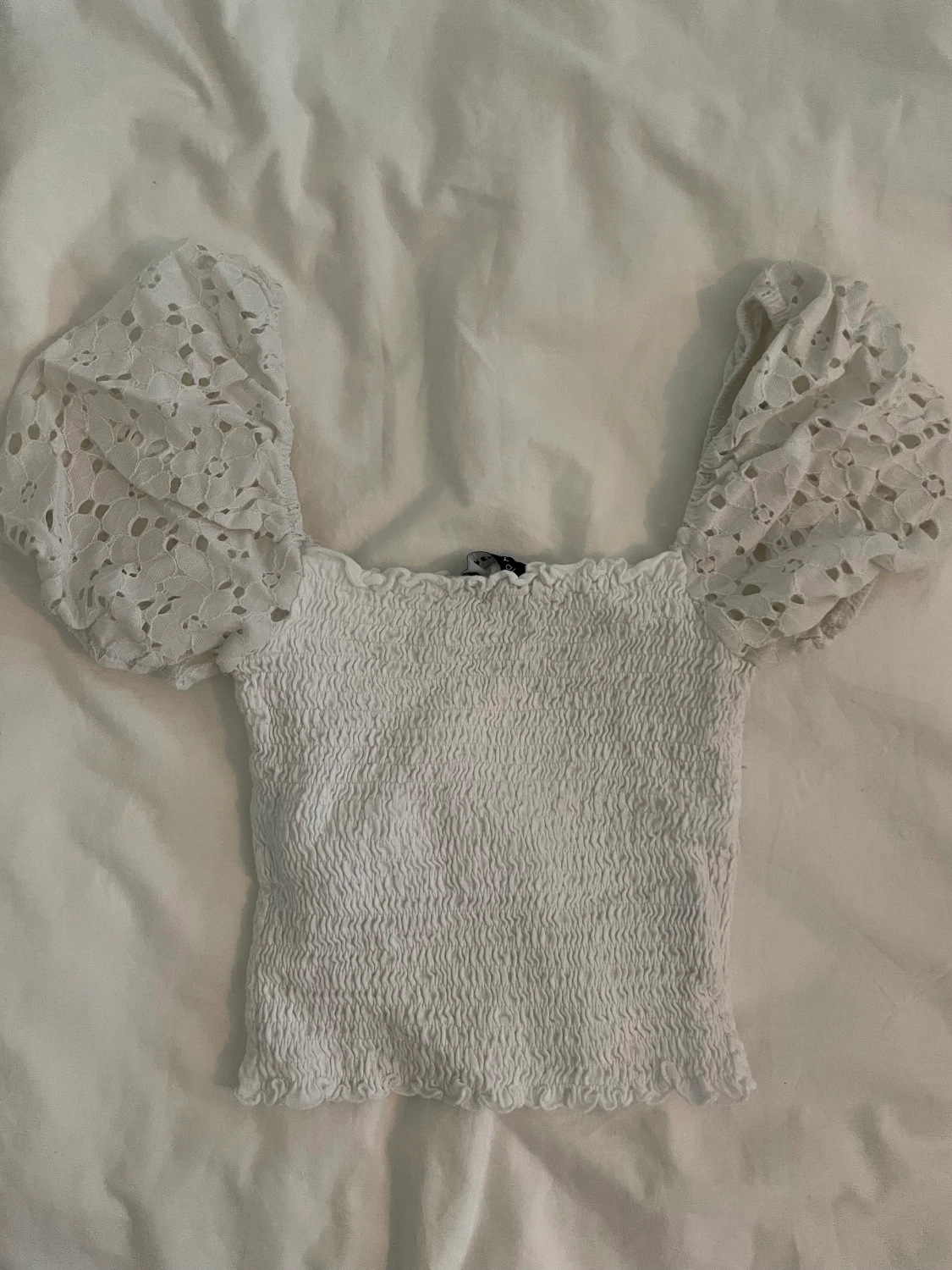 Topp med puffiga ärmar