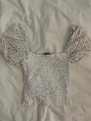 Topp med puffiga ärmar  - Vit topp med puffiga ärmar