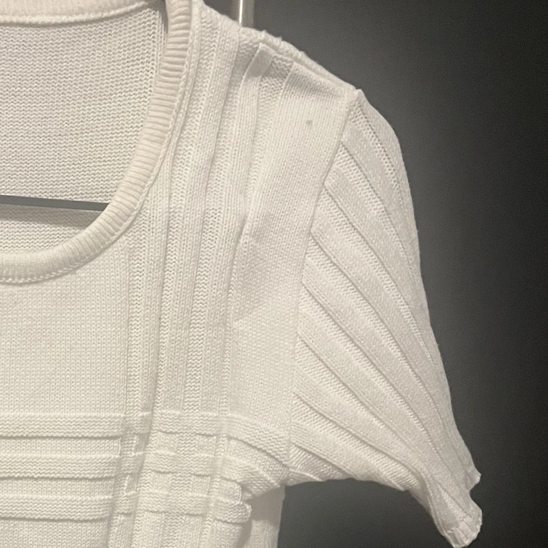 Vit T-shirt stickad - 90