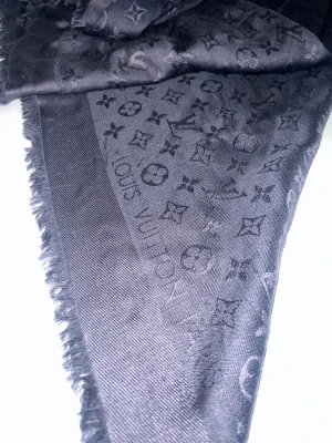 Louis Vuitton Scarf Châle Monogram - Säljer min sjal köpt på Louis Vuitton i Stockholm hösten 2017, använd max 15 gånger. Fint skick. 