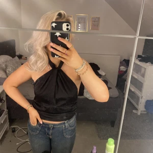 Fest topp - Säljer denna jätte fina fest topp från Gina, ena knappen där bak är sönder men håller fortfarande uppe bra men finns en knapp med om man vill sy på! Endast använd 2 gånger!