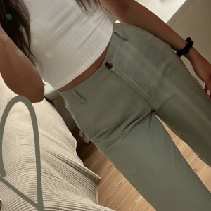 Gröna linnebyxor - Så sköna gröna linnebyxor, raka i benen, använda en gång, 2 fickor, knapp och dragkedja