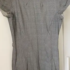 Workwear dress in a very good condition, sits very elegant on the waist 