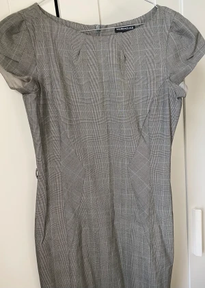 Workwear dress - Workwear dress in a very good condition, sits very elegant on the waist 