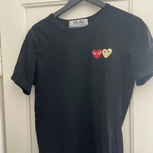 CDG t-shirt - CDG t-shirt double heart i storlek medium. Nypris cirka 1000kr. Bra skick
