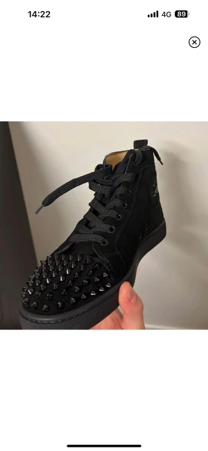 Louboutin kvitto finns - Höga Loubs i bra skick en spik saknas syns knappt! Skriv för mer info Nypris 10.000kr~ köpta i Monaco 🇲🇨 