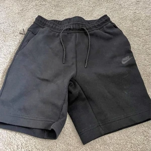 Nike tech shorts  - Inte alls använda, har bara legat i garderoben o inte använts mer än två gånger i somras, jätte bra skick(som nya) köpta för 700