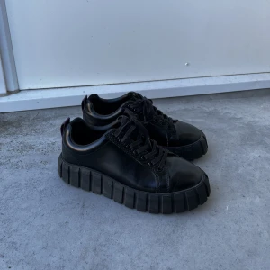 EYTYS ODESSA (unisex) - Eytys Odessa i toppskick säljes. Strl: 39. Givetvis äkta, köpt för några månader sedan. Kvitto finns. Inga skavanker eller dylikt. Vid önskemål medföljer även skolåda, vita snören samt dustbag. Finns fortfarande som nyhet på Eytys hemsida. Nypris: 2000 kr