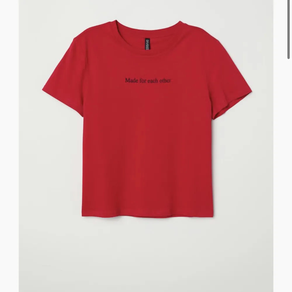 Säljer denna röda t-shirten från H&M då jag inte använder mycket färglatt längre. Den är endast använd ett antal få gånger<3. T-shirts.