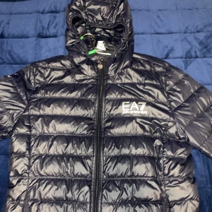Armani jacka - En Armani jacka som inte är använd så pass mycket. Vill helt enkelt bli av med den. Kunden står för frakt! Allt som ingick i jacka tillkommer.
