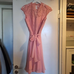 Klänning - Tunn kort finklänning med spets från Esprit. Endast använd fåtal gånger, fint skick. 