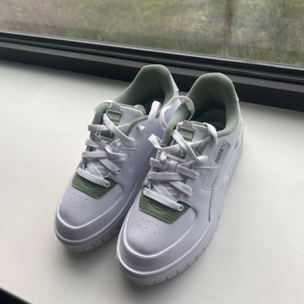 Helt nya, aldrig använda i låda, Puma Cali dream sneakers i grönt och vitt. Är storlek 38, men skon är liten i storleken så skulle säga att skon passar storlek 37 till liten 38 med smalare fötter. 🍀🥑. Skor.