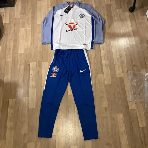 Nike tracksuit - Detta är en väldigt sällsynt Chelsea tracksuit av märket Nike som är helt ny med prislappen kvar