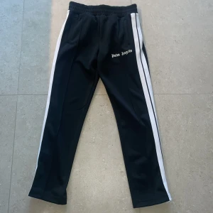 Palm angles byxor - Palm angles byxor. Iprincip som nya! Använda kanske 3-4 gånger totalt. Inköpta från miinto Storlek M.