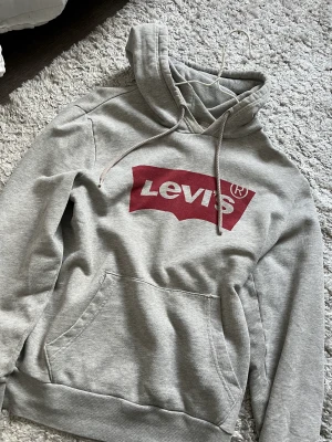 Hoodie - Hoodie från Levis, fint skick. Storlek S men passar även xs🤍