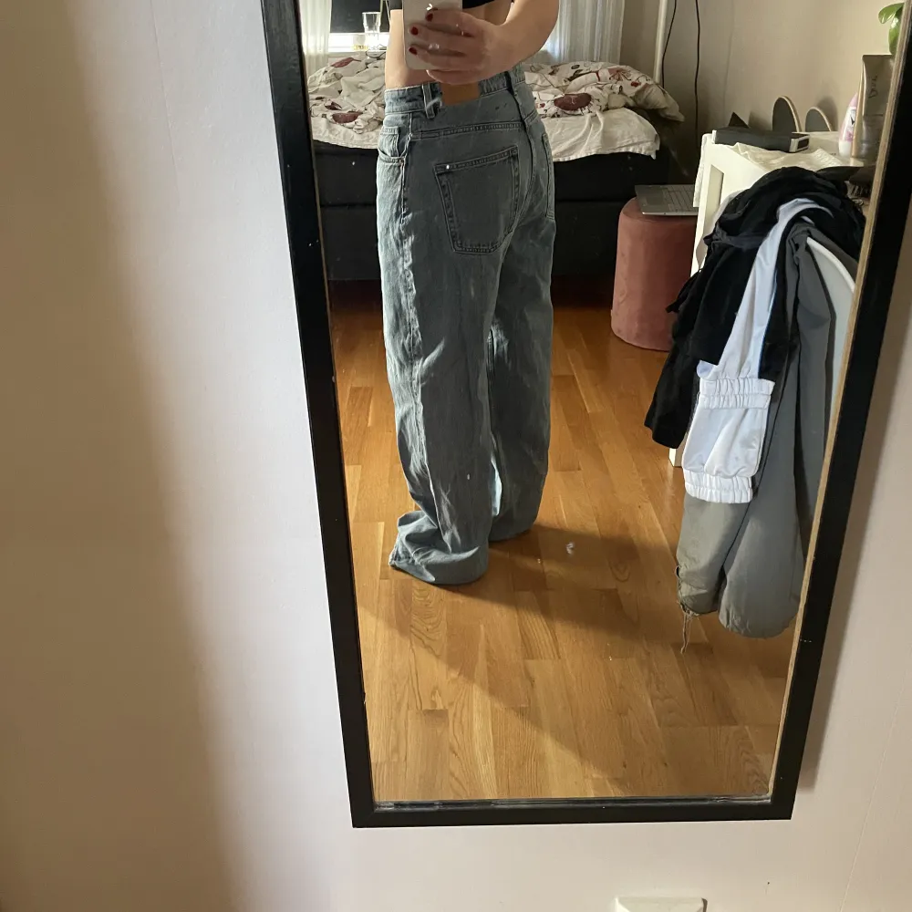 Färgen är  mer blå/jeans färg i verkligheten (sista bilden är deras riktiga färg), i bra skick förutom att dom är lite trampade på längst ner på jeansen <3 . Jeans & Byxor.