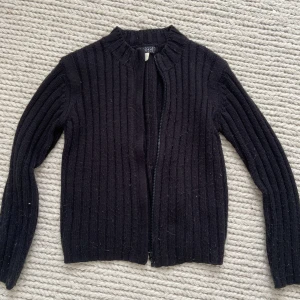 Ribbad tröja med dragkedja  - Snygg svart ribbad tröja med dragkedja. Prefekt att ha till ett par lågmidjade jeans eftersom de slutar precis ovanför. Varm och skön :) skriv privat om du vill ha mer info, Bilder eller är intresserad❤️ (köparen står för frakt)