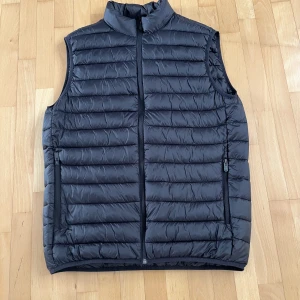 Väst  - Säljer nu min väst från kronstadt! Säljer då den inte används, har därför inte använt den mer än några enstaka gånger!  Priset kan disskuteras! Storlek L