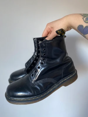 Dr.martens - Dr.Martens orginal i storlek 41, använda men fortfarande i fint skick. Behöver nya skosnören! 