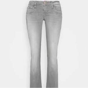 Säljer mina gråa ltb jeans i valerie. Jag har sytt upp dem och sytt in resår i midjan så dem passar perfekt till mig som är ca 170 och har 34-36,XXS-XS.❤️