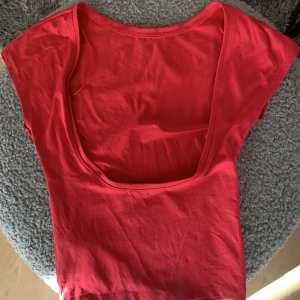Tröja med öppenrygg - Den populära tröjan från Bikbok med öppen rygg, i storlek S. Endast testad så den är som ny!💞 nypris 249kr. Vid flera intresserade blir de bud☺️