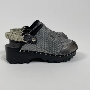 Braindead clogs vibram  - Ett par riktigt festliga fina braindead clogs ! Funkar på fest eller på landet ! Tyvärr måste jag hålla mig nära marken annars kommer jag förmodligen vricka foten ! 🦾🧚🏼‍♂️