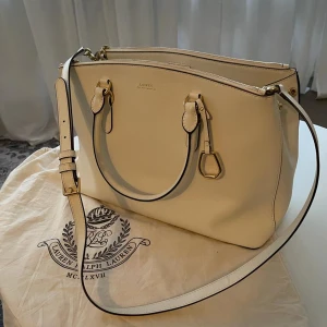 Ralph Lauren väska - En vacker äkta Ralp Lauren väska som fångar många komplimanger. Original pris: 3000kr -Riktig skinn -Har plats för många föremål -Bekväm och stilig