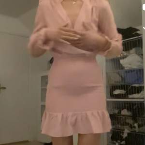 En helt oanvänd rosa klänning ifrån bikbok med lapp kvar, den har inte hunnit komma till användning och därav säljer jag vidare den💞💞 jag är 175 cm så den funkar även på oss i det längre laget:) Original pris ligger på 599kr