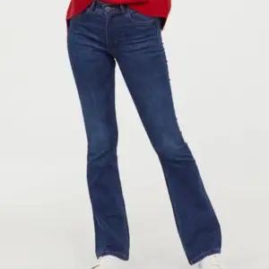 Jättefina och trendiga Bootcut jeans från h&m som tyvärr blivit för små för mig. Finns inte längre kvar på hemsidan. Mid waist. Skriv för egna bilder💗