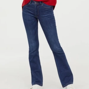 Bootcut jeans - Jättefina och trendiga Bootcut jeans från h&m som tyvärr blivit för små för mig. Finns inte längre kvar på hemsidan. Mid waist. Skriv för egna bilder💗