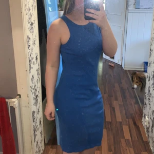 Klänning  - Blå knälång klänning från lager 157 i stl M. Hund och katt finns i hemmet!