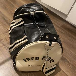 Säljer denna Fred Perry väska då den inte kommer till användning längre. Skick 9/10. Nypris 1100!