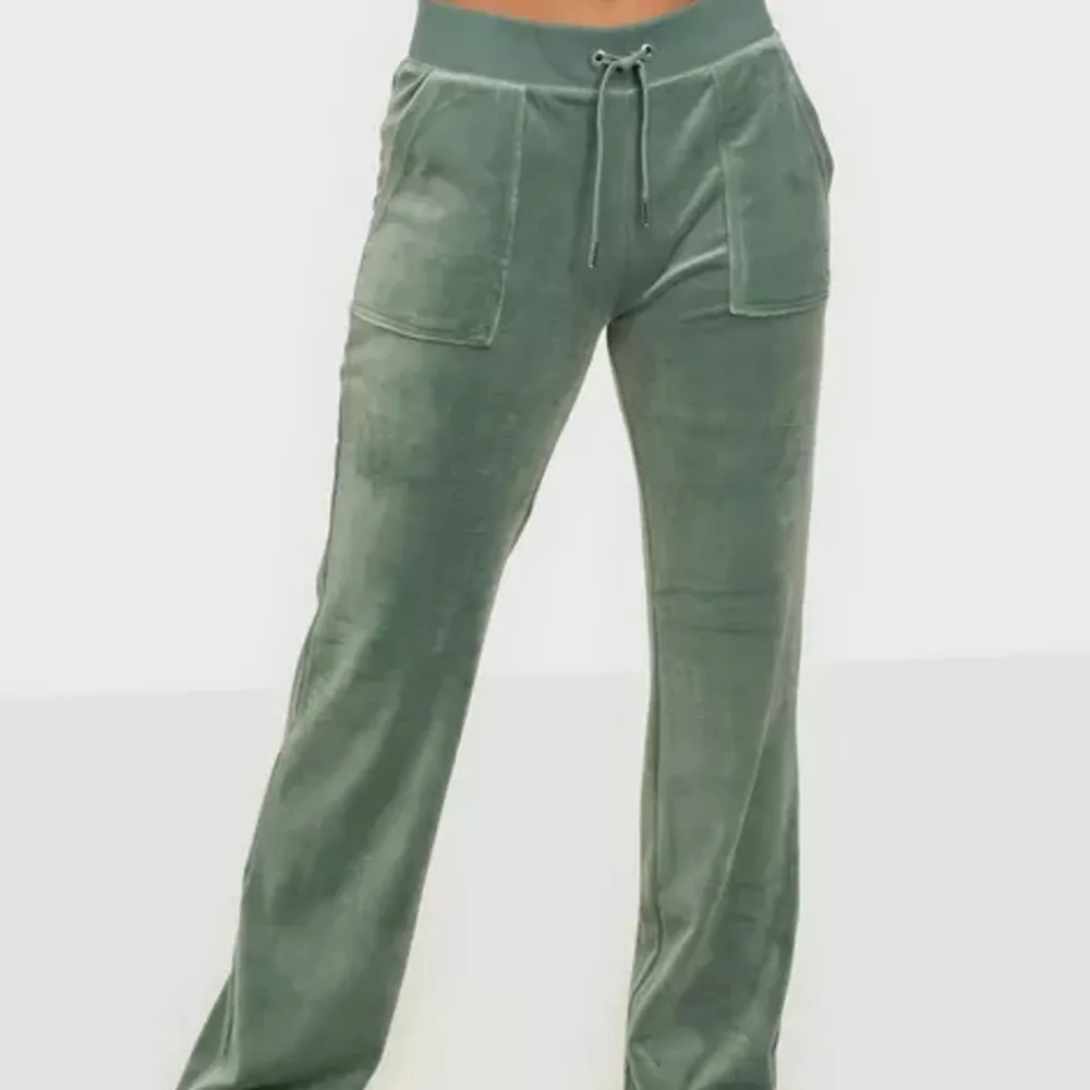 Säljer mina super fina juicy byxor! Då det aldirg kommer till användning, som nya och knappt använda . Jeans & Byxor.