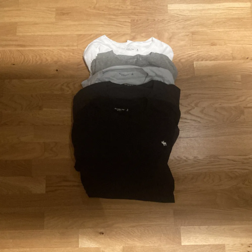 5st abercrombie & fitch t-shirts i nyskick    Helst säljer jag tsmns men går att sälja separat    5st ärger, vit, svart, grå, och ljusblå 🧌. T-shirts.