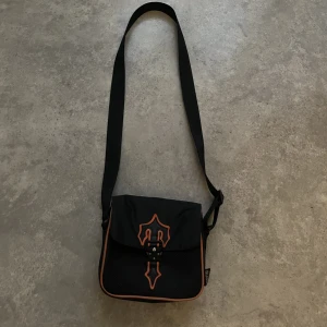 Trapstar  - Äkta Trapstar magväska, Bra skick och bara använts ett par gånger. Säljer för att jag använder aldrig den. Inget som är slitet eller något.