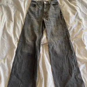 Snygga Monki jeans som är använda fåtal gånger, nyskick