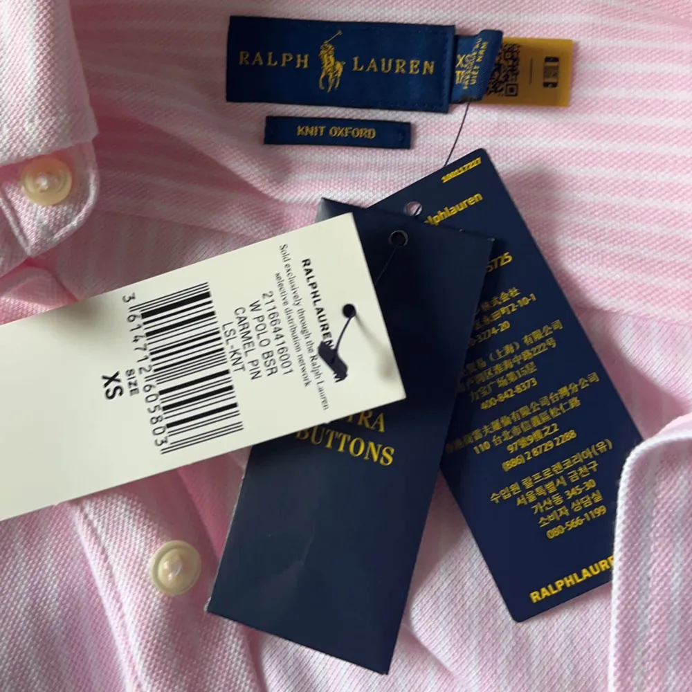Två RL sommar skjortor, säljer både rosa och blå. Samma storlek på båda Nyskick med lapparna på. Skriv privat för mer info. Skjortor.