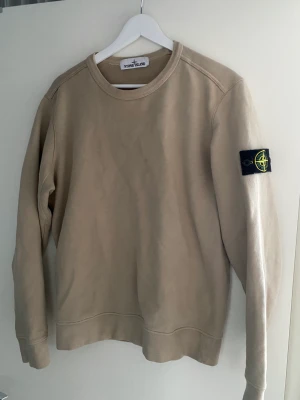 Stone Island Tröja  - En beige Stone Island tröja i storlek Medium. Köpt i NK Stockholm. Ej använd så mycket, för liten för mig. 