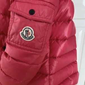Jacka - Säljer min moncler jacka då jag köpte den här på Plick då jag inte passar den, aldrig använt den så inga skador💞