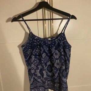 Mönstrat linna - Blått mönstrat linne, vet ej vart den är köpt eller nypris. Använd 1 gång.