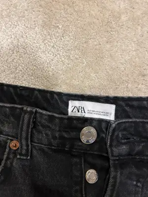 Svart/grå jeans från Zara i storlek 38. Säljer då jag har andra jeans som används mer. Köpte för 400kr, säljer för 200