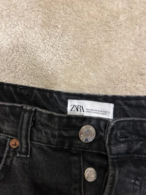 Jeans Zara - Svart/grå jeans från Zara i storlek 38. Säljer då jag har andra jeans som används mer. Köpte för 400kr, säljer för 200