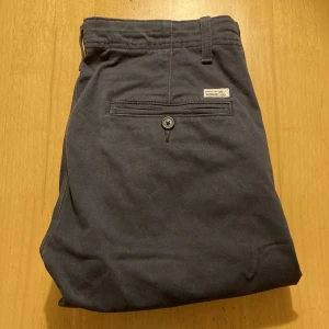 Mörkblå Chinos - Ett par mörkblå chinos som inte används längre. Byxorna är i ett bra skick!