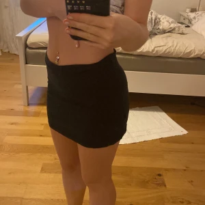kjol - skitsnygg vanlig svart kjol❤️