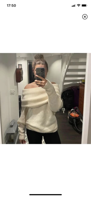 Stickad tröja of shoulder  - Skit snygg stickad of shoulder tröja!! Aldrig använd nånsin då jag fick den i present (tror prislapp finns kvar)💕💕 fraktar och möts upp i Stockholm 